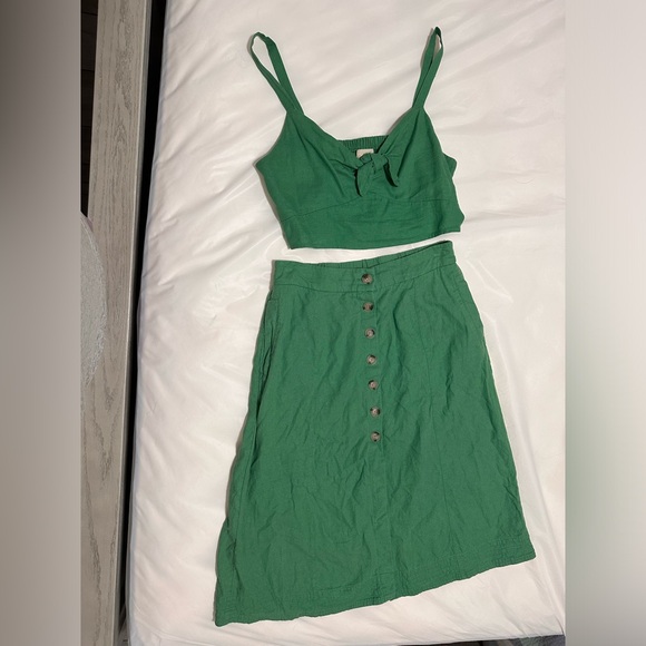 Two Piece Set Green Linen Skirt & Knot-Front Cropped Tank sz M Universal Thread - Picture 2 of 4